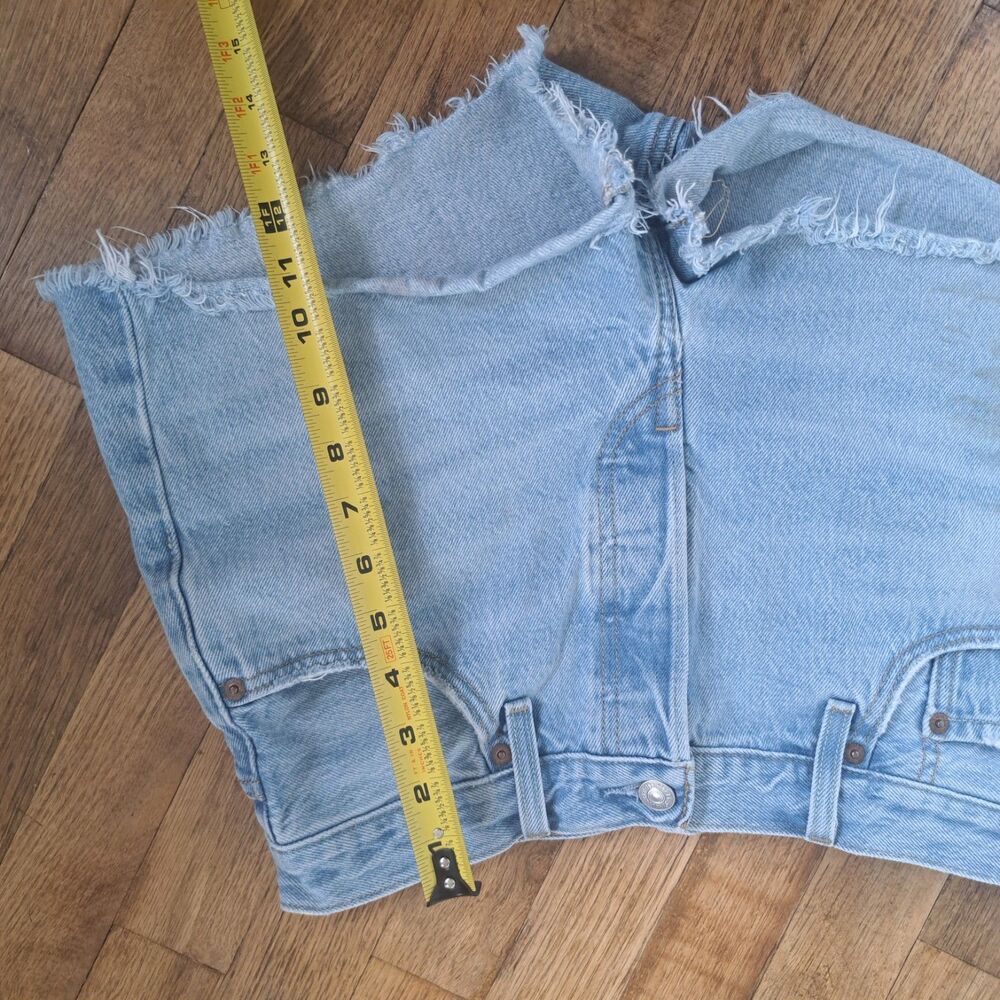 Levi's 501 Jean Shorts Denim Size 29 Womens Distressed Cut Off Light Wash FLAWED - Picture 5 of 10